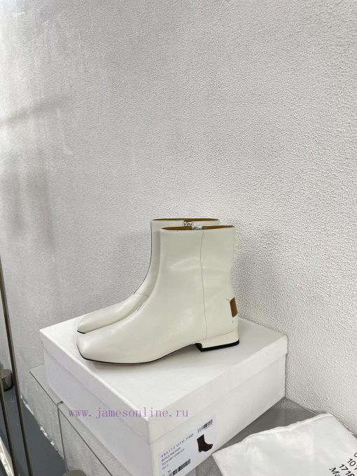 Margiela, a 2cm short heel square toe shoe with a retro vibeBlack cowhide short and retro elqgxb15i1