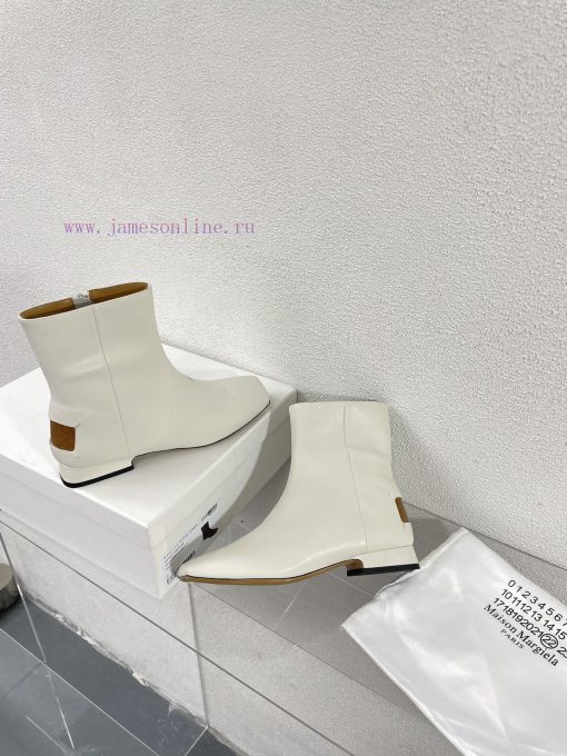 Margiela, a 2cm short heel square toe shoe with a retro vibeBlack cowhide short and retro elqgxb15i1 - Image 4