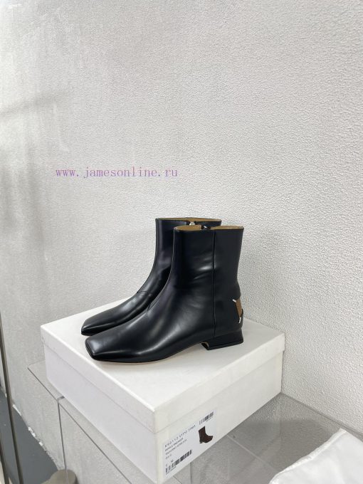 Margiela, a 2cm short heel square toe shoe with a retro vibeBlack cowhide short and retro el9g18jwwa
