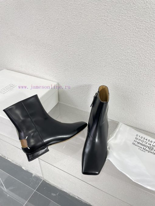 Margiela, a 2cm short heel square toe shoe with a retro vibeBlack cowhide short and retro el9g18jwwa - Image 7