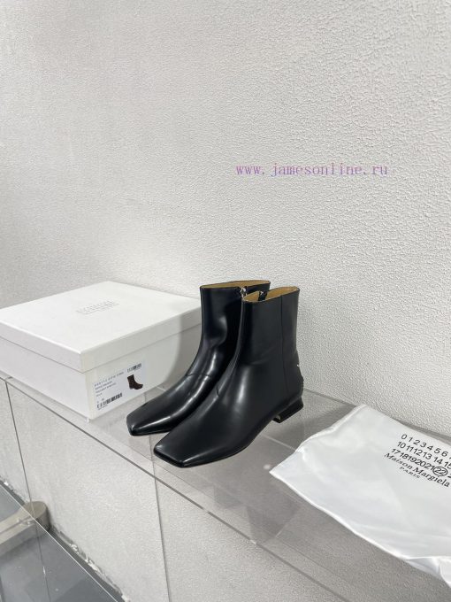 Margiela, a 2cm short heel square toe shoe with a retro vibeBlack cowhide short and retro el9g18jwwa - Image 9