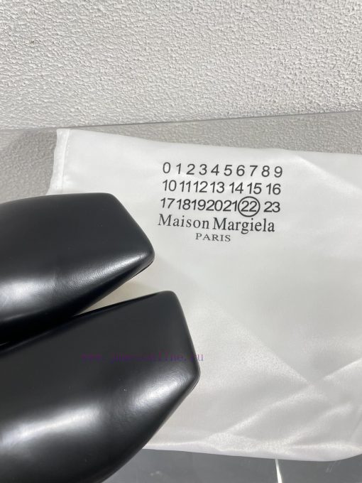 Margiela, a 2cm short heel square toe shoe with a retro vibeBlack cowhide short and retro el9g18jwwa - Image 10