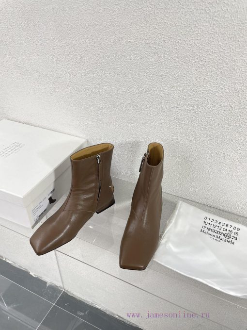 Margiela, a 2cm short heel square toe shoe with a retro vibeBlack cowhide short and retro elsh08empy - Image 4