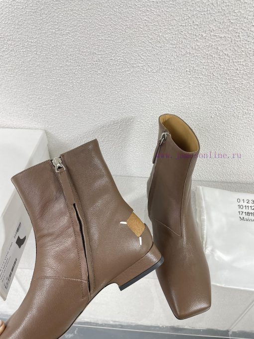 Margiela, a 2cm short heel square toe shoe with a retro vibeBlack cowhide short and retro elsh08empy - Image 5