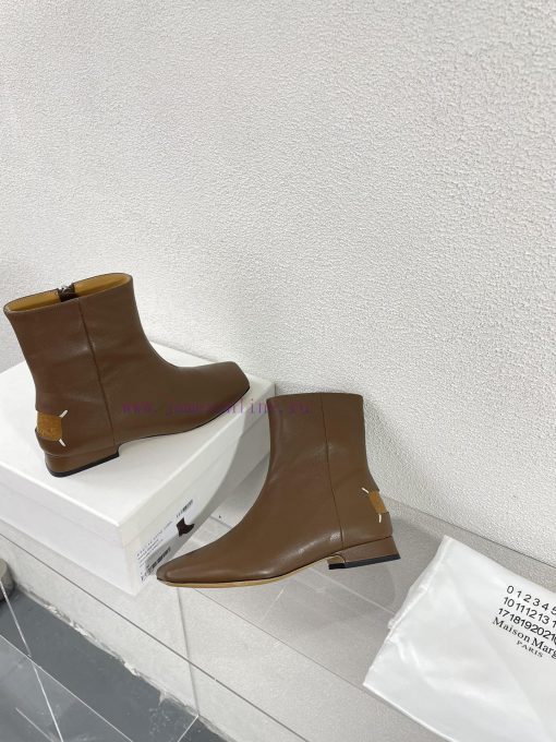 Margiela, a 2cm short heel square toe shoe with a retro vibeBlack cowhide short and retro elsh08empy - Image 10