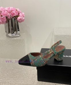 Chanel classic color blocked sandals, a new summer color, this item continues the classic Chv1q35nru