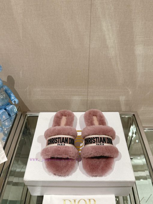 Hair pads are flat and pink in color-23Ss Autumn/Winter New Dior One Word Hairy Slippers Colnw3w0y30
