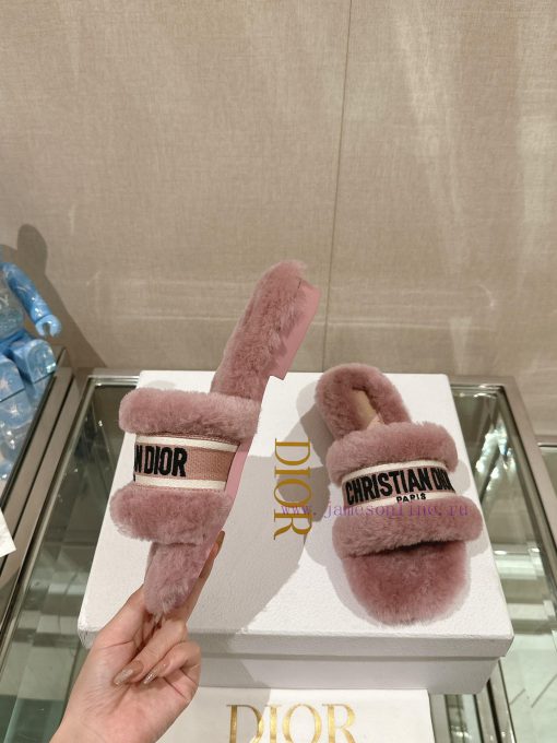 Hair pads are flat and pink in color-23Ss Autumn/Winter New Dior One Word Hairy Slippers Colnw3w0y30 - Image 5