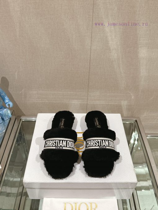 Hair pads are flat and black in color-23Ss Autumn/Winter New Dior One Word Hairy Slippers Coqsa67ce4