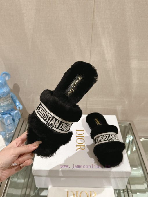 Hair pads are flat and black in color-23Ss Autumn/Winter New Dior One Word Hairy Slippers Coqsa67ce4 - Image 3
