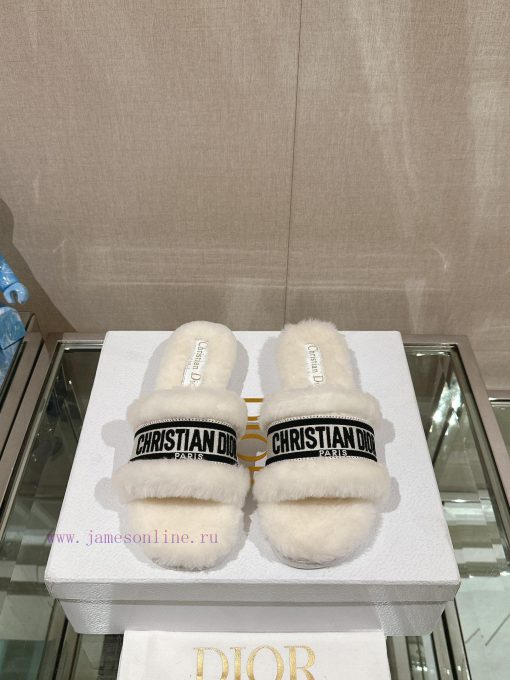 Hair pads are flat and white in color-23Ss Autumn/Winter New Dior One Word Hairy Slippers Co6vx3y4yf