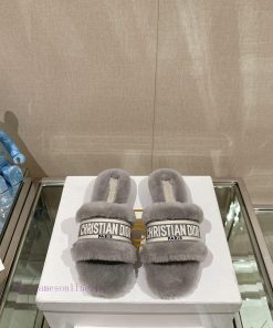 The hair pads are flat and gray in color-23Ss Autumn/Winter New Dior One Word Hairy Slippersskt160ph