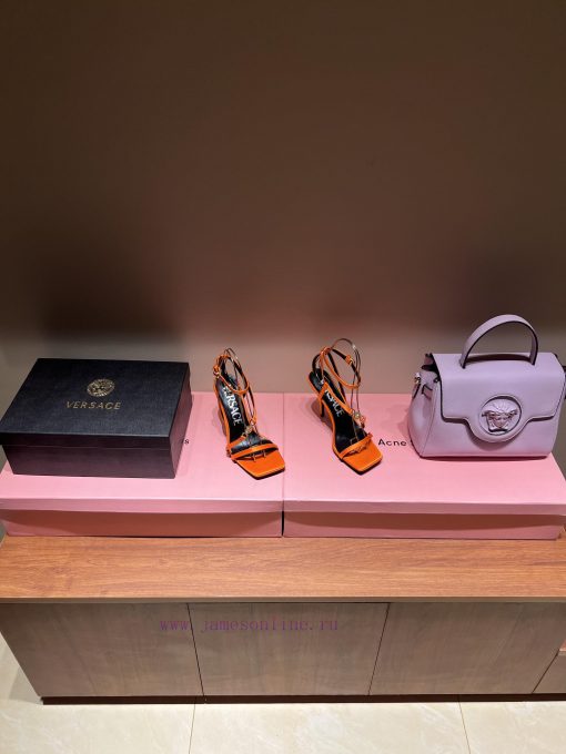 The most2023/fW/Versace: The Perfect Interpretation of Medusa|Very rich Italian style pairedfzf7ut0l - Image 3