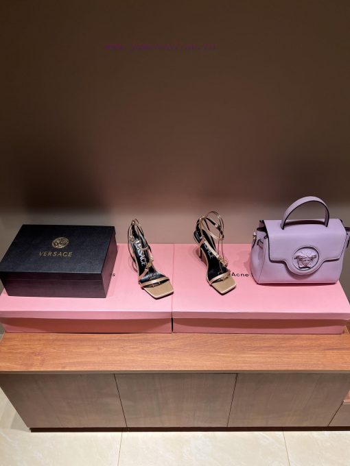 The most2023/fW/Versace: The Perfect Interpretation of Medusa|Very rich Italian style pairedlgxdh4sw - Image 3