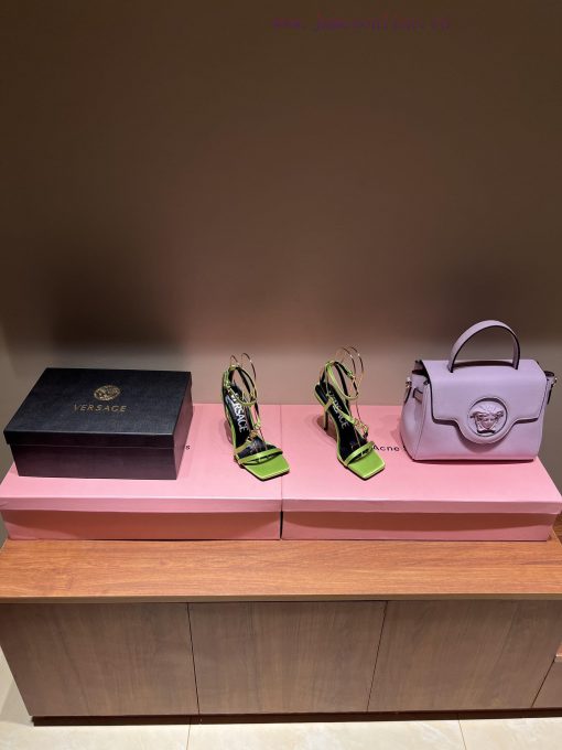 The most2023/fW/Versace: The Perfect Interpretation of Medusa|Very rich Italian style pairedcs9v16fk - Image 3