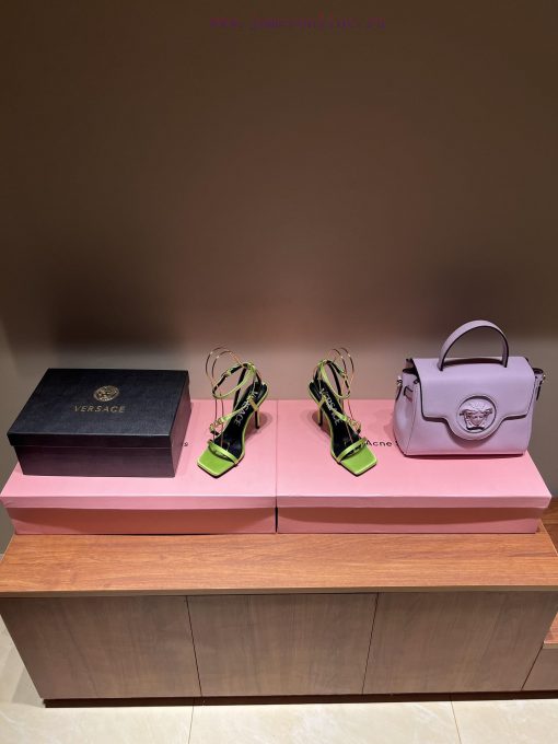 The most2023/fW/Versace: The Perfect Interpretation of Medusa|Very rich Italian style pairedcs9v16fk - Image 4
