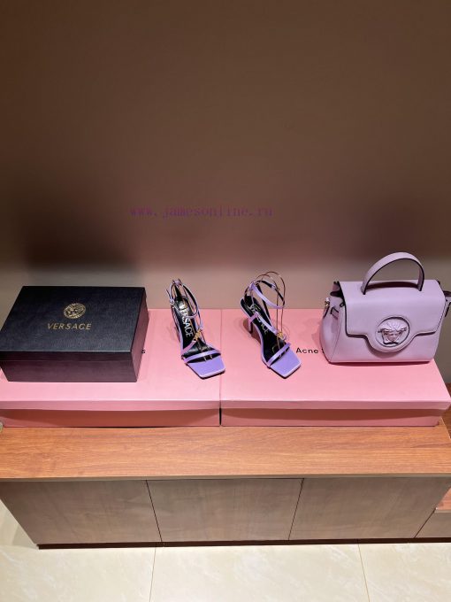 The most2023/fW/Versace: The Perfect Interpretation of Medusa|Very rich Italian style paired3dc6rw85 - Image 3