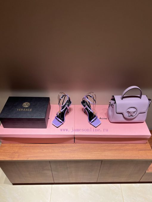 The most2023/fW/Versace: The Perfect Interpretation of Medusa|Very rich Italian style paired3dc6rw85 - Image 4