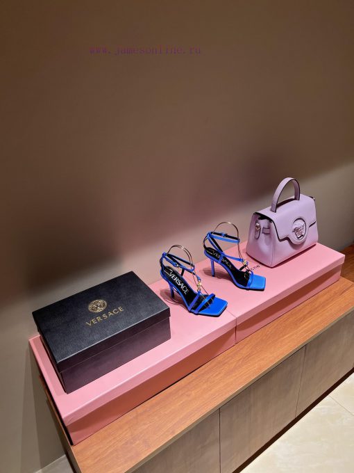 The most2023/fW/Versace: The Perfect Interpretation of Medusa|Very rich Italian style paireds6klhuzl - Image 2
