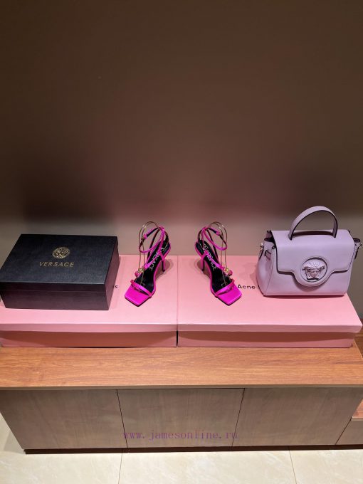 The most2023/fW/Versace: The Perfect Interpretation of Medusa|Very rich Italian style pairedxm4lusdp - Image 4