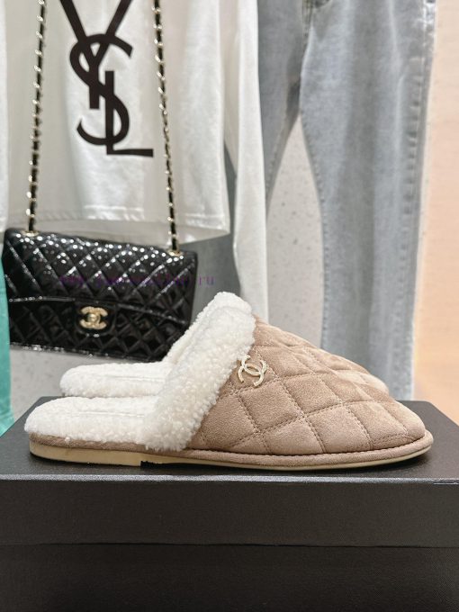 Chanel Baotou Teddy Hairy SlippersEvery autumn and winter, fur slippers are an essential ite0fz9gi98