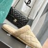 Chanel Baotou Teddy Hairy SlippersEvery autumn and winter, fur slippers are an essential ite1otgek4t