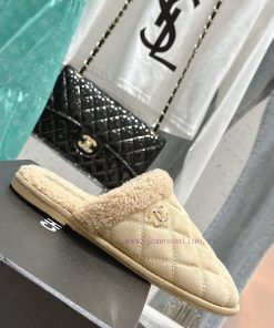 Chanel Baotou Teddy Hairy SlippersEvery autumn and winter, fur slippers are an essential ite1otgek4t