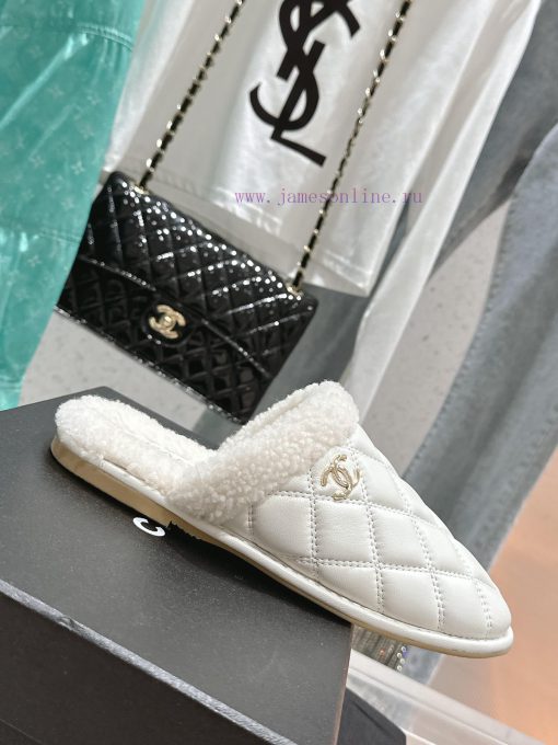 Chanel Baotou Teddy Hairy SlippersEvery autumn and winter, fur slippers are an essential ite7dt90opy