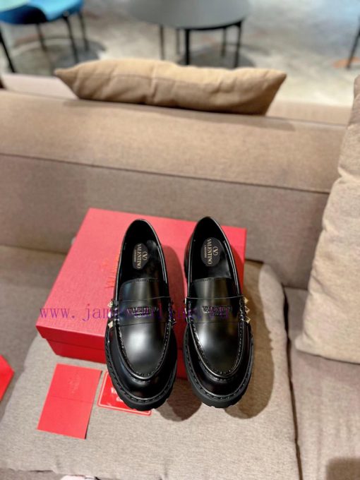 Valentino. The latest series of V-home popular rivet metal element logo single shoes from Husgm2t088 - Image 2