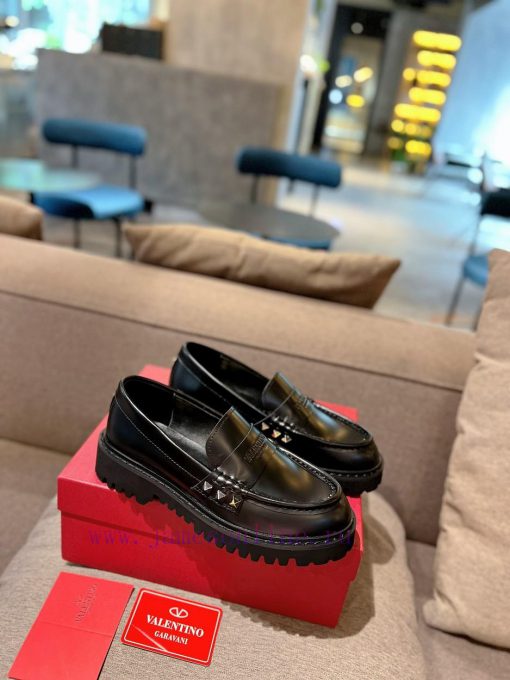 Valentino. The latest series of V-home popular rivet metal element logo single shoes from Husgm2t088 - Image 3