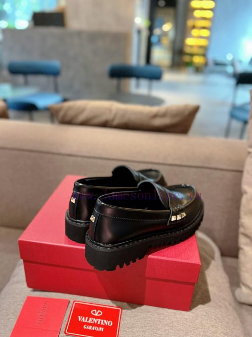 Valentino. The latest series of V-home popular rivet metal element logo single shoes from Husgm2t088 - Image 4