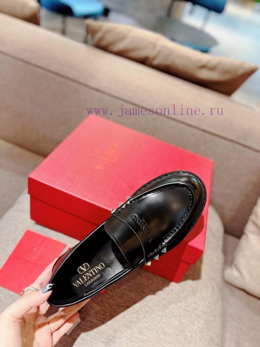 Valentino. The latest series of V-home popular rivet metal element logo single shoes from Husgm2t088 - Image 5