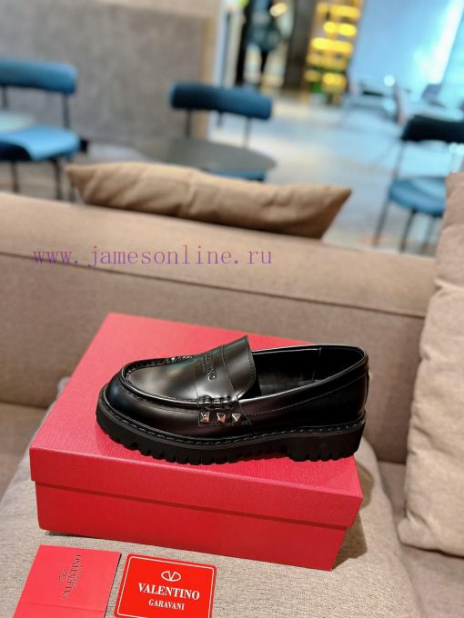 Valentino. The latest series of V-home popular rivet metal element logo single shoes from Husgm2t088 - Image 6