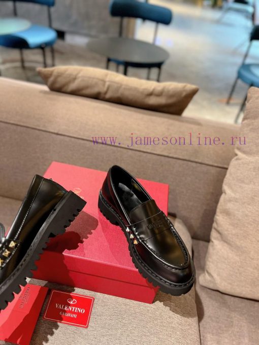 Valentino. The latest series of V-home popular rivet metal element logo single shoes from Husgm2t088 - Image 7
