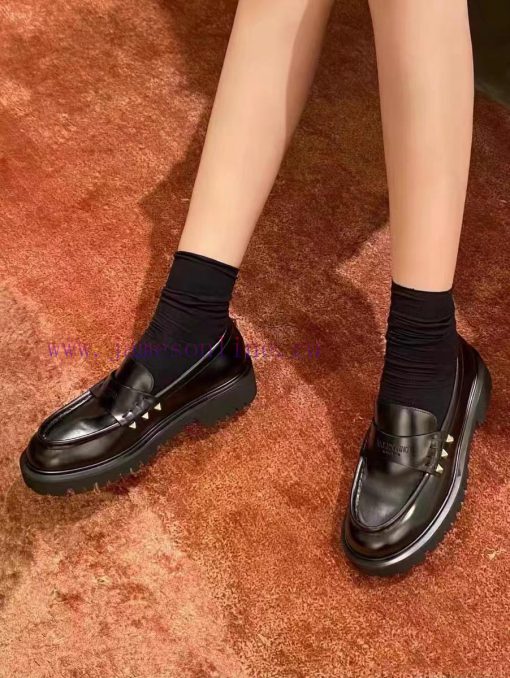 Valentino. The latest series of V-home popular rivet metal element logo single shoes from Husgm2t088 - Image 10