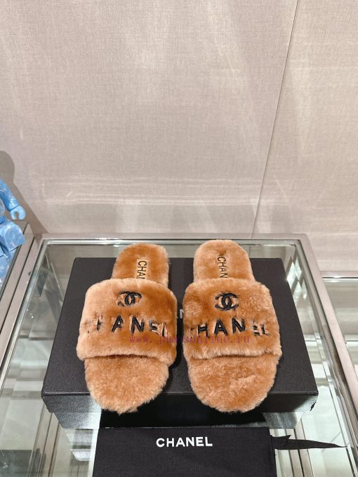 -Chanel 23Ss Autumn/Winter New Chanel Embroidered Logo Hairy One Word SlippersHow important dev6unw4