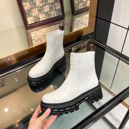 Louis Vuitton 2023 runway show new high-end customized 11 replicas of major celebrity and int0f9fkn7 - Image 2