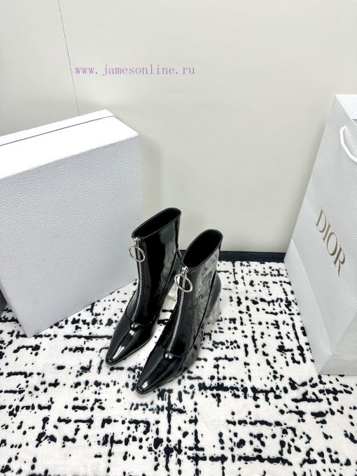 Versace is a top tier brand that is loved by many celebrities such as Gigi, Kendou, Miranda,li4a0d6m