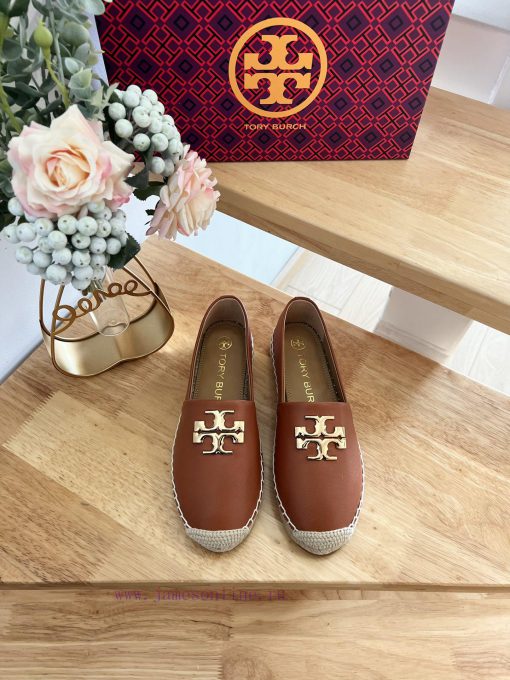 Tory Burch's iconic sculptural brass double TLogo showcases the classic silhouette of the ne5g2terhq