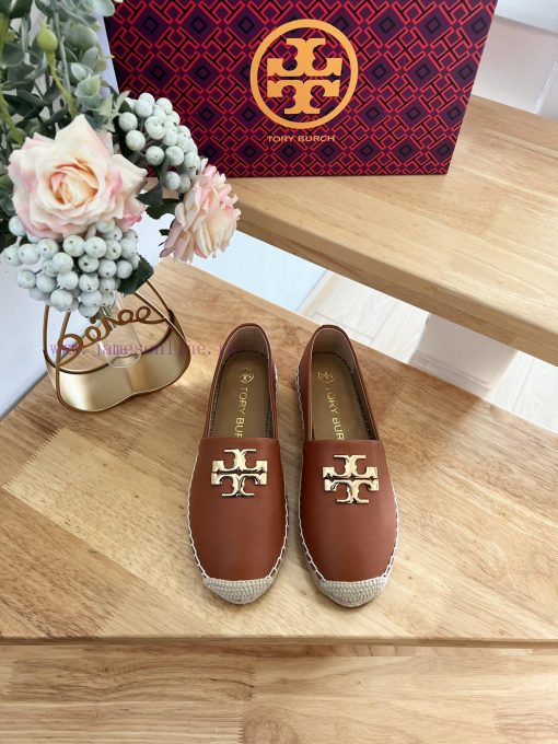 Tory Burch's iconic sculptural brass double TLogo showcases the classic silhouette of the ne5g2terhq - Image 2