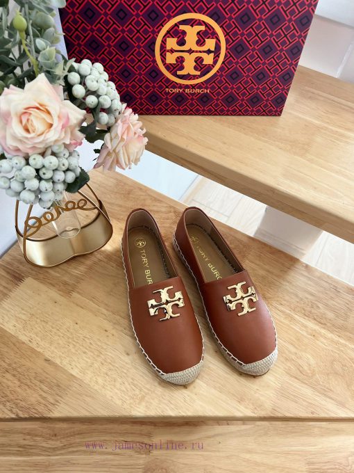 Tory Burch's iconic sculptural brass double TLogo showcases the classic silhouette of the ne5g2terhq - Image 3