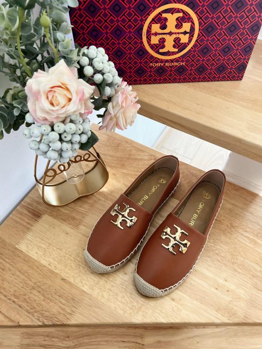 Tory Burch's iconic sculptural brass double TLogo showcases the classic silhouette of the ne5g2terhq - Image 4