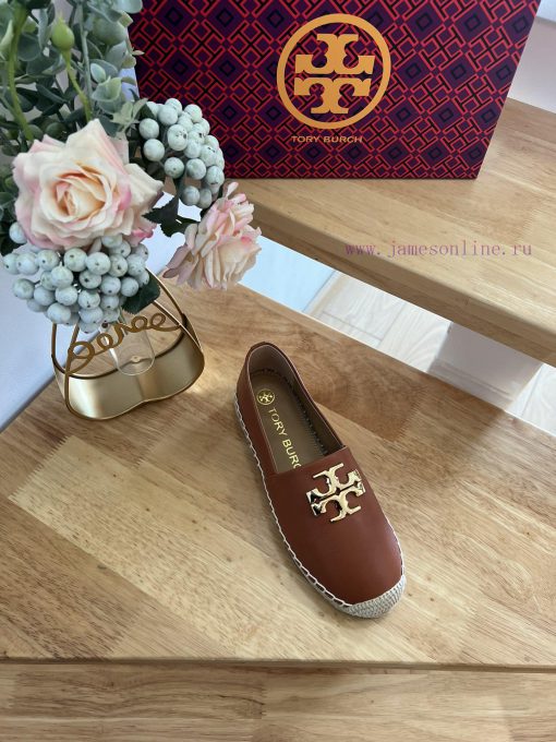 Tory Burch's iconic sculptural brass double TLogo showcases the classic silhouette of the ne5g2terhq - Image 5