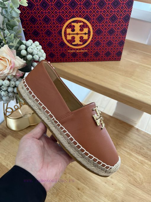 Tory Burch's iconic sculptural brass double TLogo showcases the classic silhouette of the ne5g2terhq - Image 7