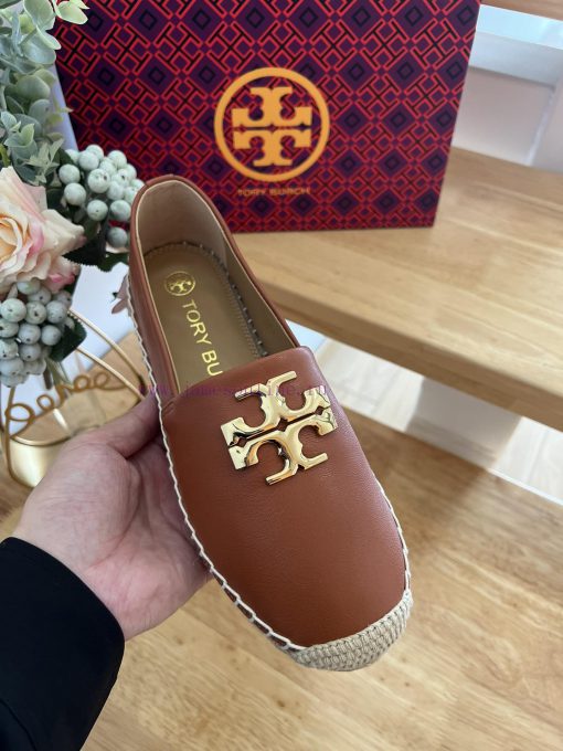 Tory Burch's iconic sculptural brass double TLogo showcases the classic silhouette of the ne5g2terhq - Image 8