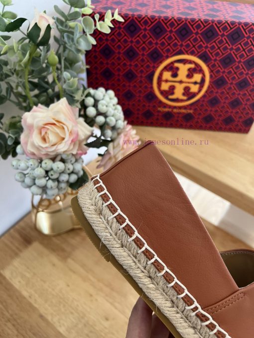Tory Burch's iconic sculptural brass double TLogo showcases the classic silhouette of the ne5g2terhq - Image 9
