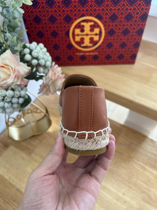 Tory Burch's iconic sculptural brass double TLogo showcases the classic silhouette of the ne5g2terhq - Image 10