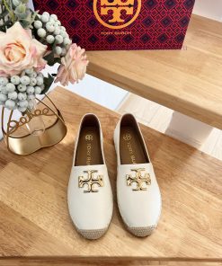 Tory Burch's iconic sculptural brass double TLogo showcases the classic silhouette of the nejtkq3zv0