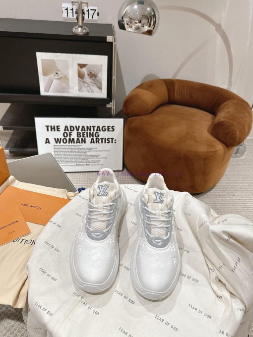 Couple style𝐋𝐨𝐮𝐢𝐬𝐕𝐮𝐢𝐭 * 𝐨𝐧𝐒𝐪𝐮𝐚𝐝 series age reducing versatile canvas&low cut sneakersThis LVnelhminm