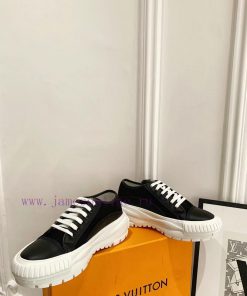 The LV Squad high top sneakers feature a blend of cotton canvas and calf leather trim, with rwpezti1